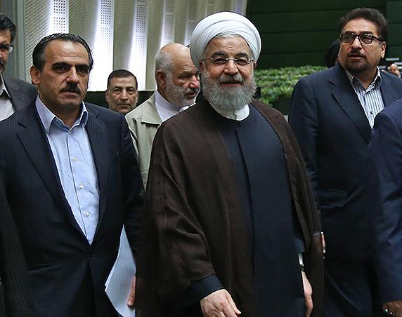 ورود رئیس جمهور به صحن علنی مجلس شورای اسلامی