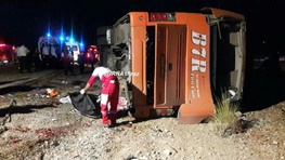 اولین تصاویر از واژگونی اتوبوسی که منجر به مرگ ۱۲ دختر دانش‌آموز شد